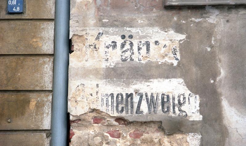 Görlitz, Grüner Graben 15, 29.4.1996 (4).jpg - Kränze - Palmenzweige